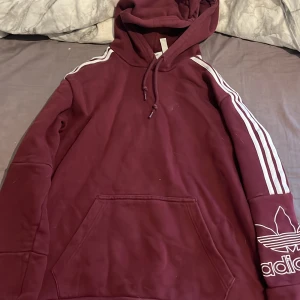 Adidas hoodie  - Fin adidas hoodie i väldigt fin färg. Passar både till vardags och mys tröja. Storlek M men jag som är Xs-S har haft den som mys tröja hemma. Passar både tjej och kille 