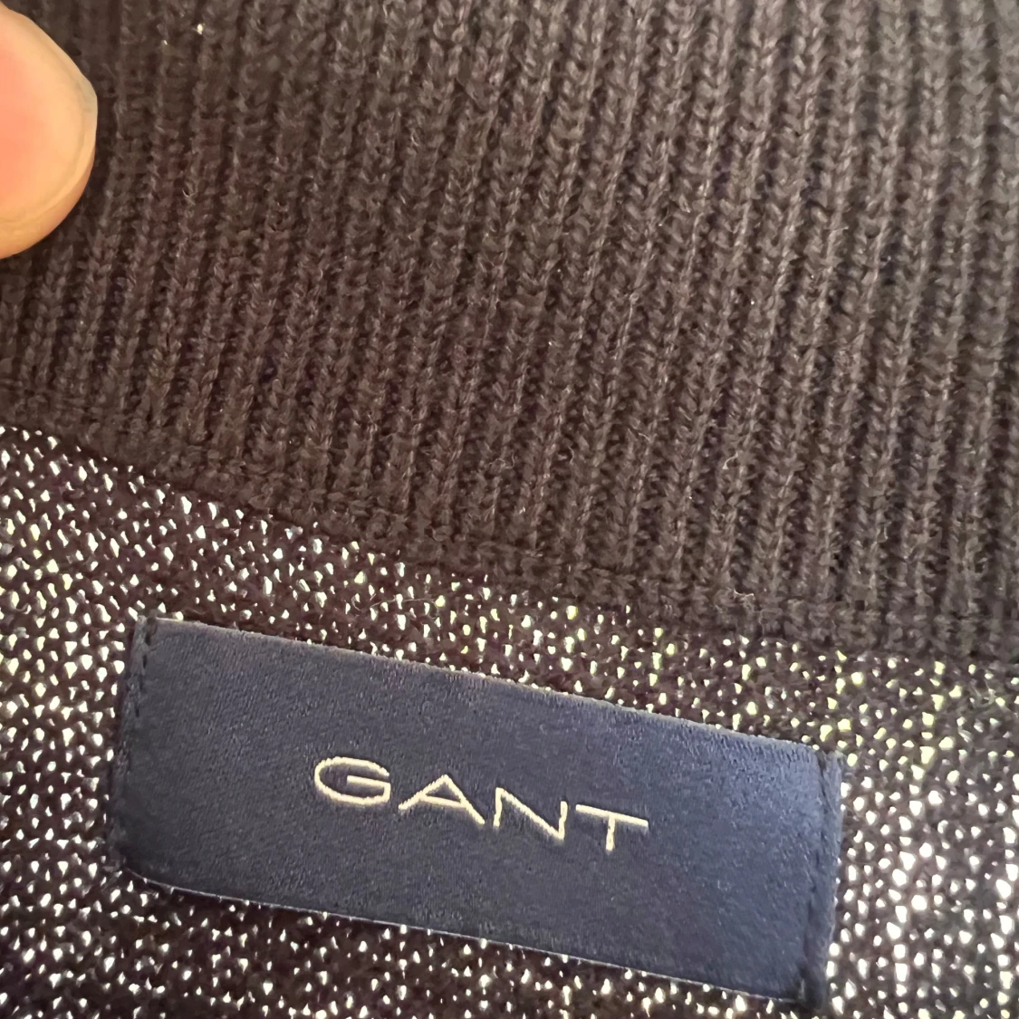 Svart stickad tröja med dragkedja från Gant - 4