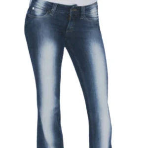 weekday jeans  - jätte fina jeans från weekday, dem sitter jätte bra på och sitter väldigt bekvämt! dem är ganska slitna vid fötterna men det är inga stora defekter. dem är andvända många gånger men ser fortfarande väldigt bra ut. dem är i storlek 26-32💞 kom privat för flera bilder!