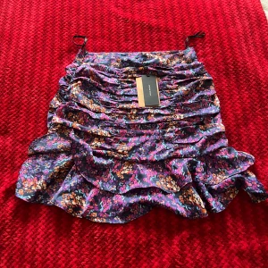 Blommig kjol från Vero Moda - Säljer denna söta kjolen som är helt oanvänd. Prislapp finns fortfarande kvar. 🌸