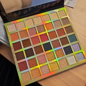 Fyra stora ögonskuggspaletter från Beauty Bay - Ord pris 1335kr!! Säljer fyra ögonskuggspaletter: Bright Matte med starka matta färger, Evolve med neutrala och färgstarka toner, Nude med naturliga nyanser och Fiery med varma, eldiga färger. Varje palett har många nyanser för kreativa sminkningar. Köpte upp dubletter av mitt makeupartist kit så säljer av överflödet då jag inte hinner använda det. 