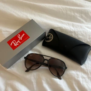 rayban pilot solglasögon  - super snygga solglasögon som ej kommit till användning. allt jag fick vid köpet från Synsam ingår (bild 2). nypris 1085kr❤️pm vid fler frågor!