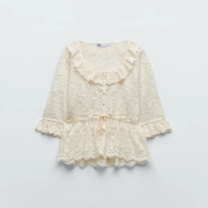 Krämvit spetsblus från Zara - En vit topp från Zara i gott skick. Slutsåld på hemsidan 🙏🏻