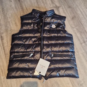 Svart dunväst från Moncler - Jag säljer min helt nya moncler gui väst som jag bara har använt fyra gånger för den är för liten