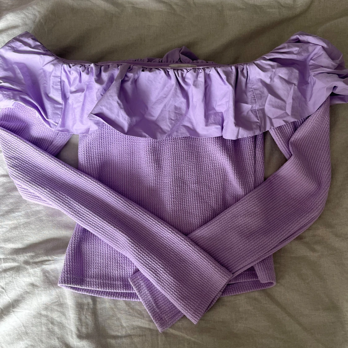 Lila offshoulder topp med volang - 2