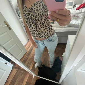 Leopardmönstrad linnetopp - Säljer en snygg leopardmönstrad linnetopp. Sytt om en klänning till en topp, vet inte vart den är ifrån, troligen hm. Storlek XS/S. Aldrig andvänd.