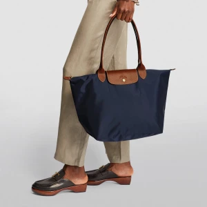 Axelväska från Longchamp i olika färger - Säljer en ikonisk axelväska från Longchamp . Finns i marinblått, svart och nude, antingen storlek L eller M. Dator får plats. 