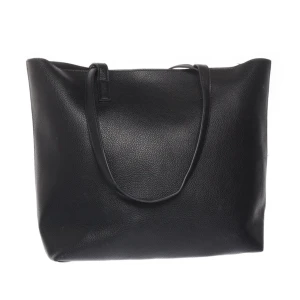 Svart shoppingväska i skinn - En stilren svart shoppingväska i skinn med långa handtag. Perfekt för att bära med sig allt man behöver under dagen. Enkel design som passar till många olika outfits.