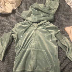 Juicy couture hoodie - Jätte snygg juciy couture grön hoodie, används aldrig. Jätte bra kvalitet. Original priset är: 1100kr. Skriv om du har några funderingar !🫶
