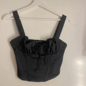 Korsettopp - Kort korsettopp från Bershka i storlek s, helt oanvänd 
