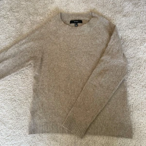 Stickad tröja - Stickad tröja från Vero Moda i strl S🤍Skriv för fler bilder! Säljer super billigt då jag bara vill bli av med den!!