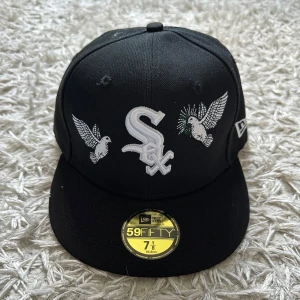 NEW ERA KEPS PEACE DOVE~ Limited edition svart - 7 1/8, helt ny aldrig använd, lapparna på kepsen är kvar, perfekt för sommaren, hör av er vid minsta intresse!