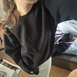 Carhartt sweatshirt - Säljer en svart sweatshirt från Carhartt med rund halsringning och ribbade muddar. Tröjan har en broderad gul Carhartt-logga på ärmen och är i en klassisk, normal passform. Herrstorlek M, men passar även dam!🥰