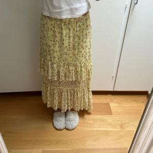 Maxikjol - Lång kjol i fint mönster  Använd cirka 3 gånger  Fint skick  Jag är 171cm för referens