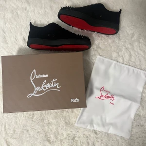 Svarta Louboutin skor - Säljer ett par feta svarta loubs med spikar.Box och dustbag tillkommer. Det är bara att skriva om ni har funderingar.