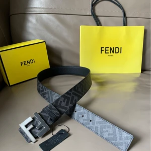 Grått Fendi-bälte med FF-mönster - Snyggt bälte från Fendi i grått med det klassiska FF-mönstret och silverfärgat spänne. Bältet har en modern design och är tillverkat i skinn. Perfekt accessoar för att lyfta din outfit.