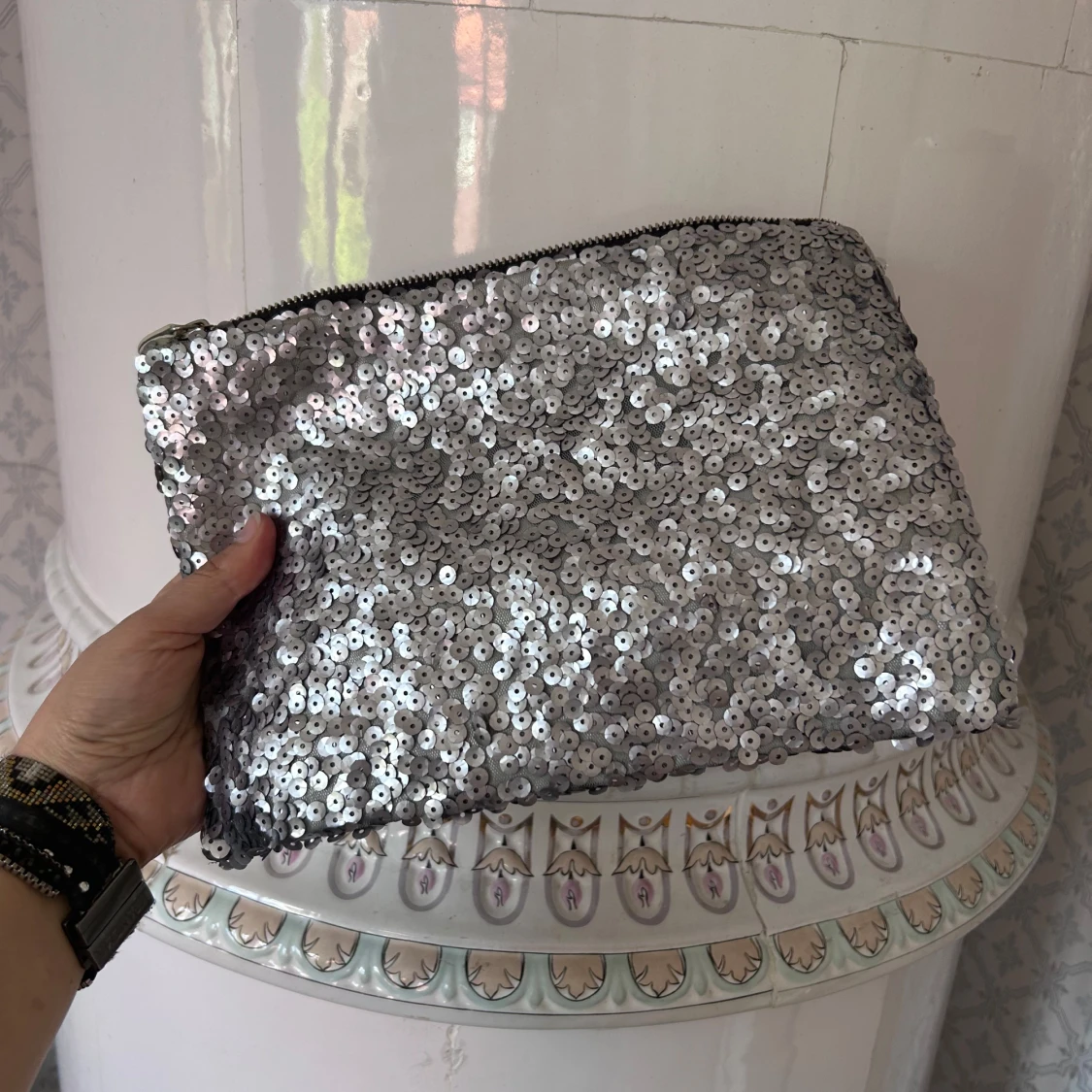 Silvrig paljettkuvertväska  - 1