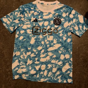 Ajax tröja - En skön ajax tröja i väldigt fint skick storlek S och passar bra nu till sommaren 