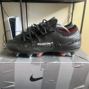 Fotbollsskor  - Nike elite, använda 1 gång, dobbarna är använda 1 vecka på ett par andra skor