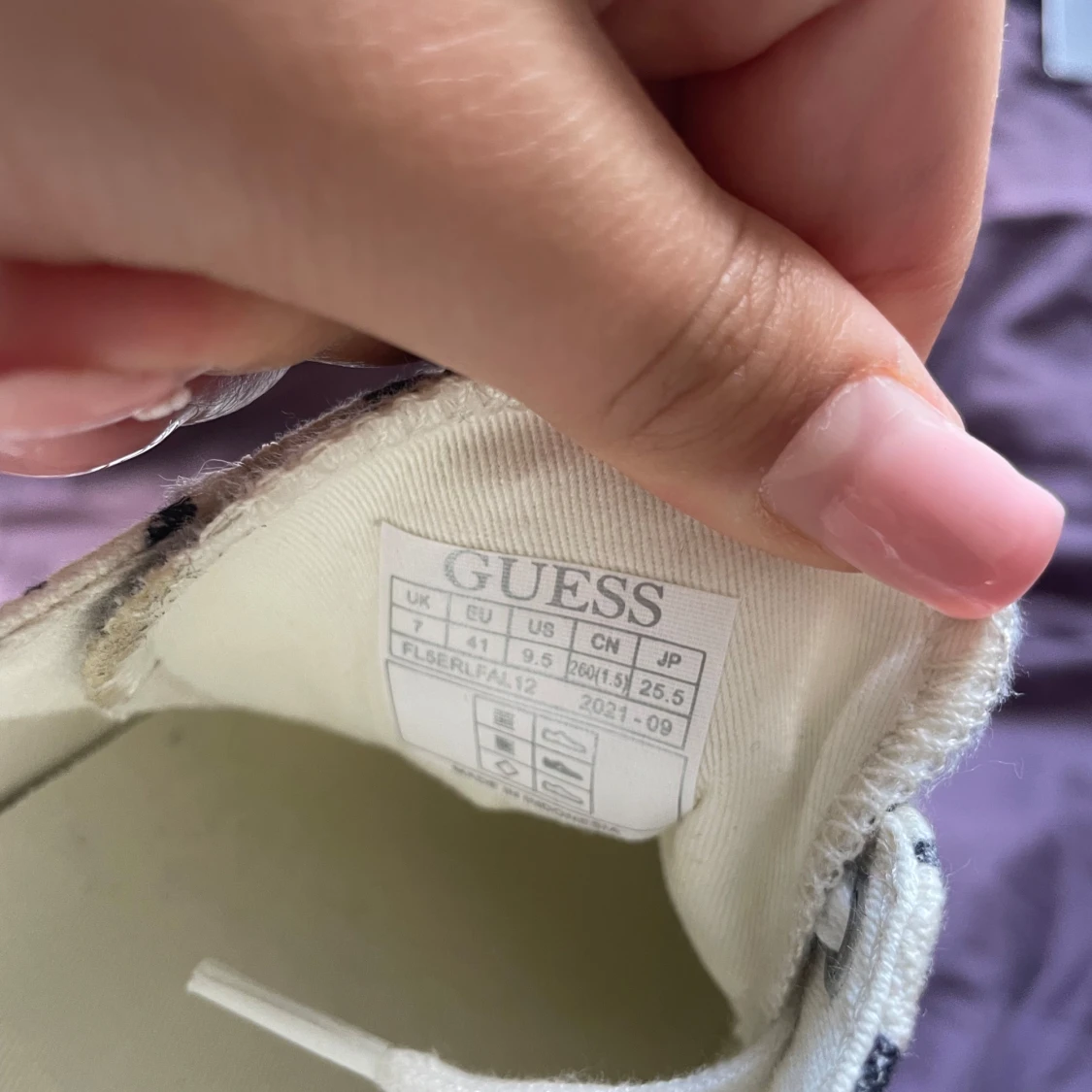 Svarta och vita sneakers från Guess - 2