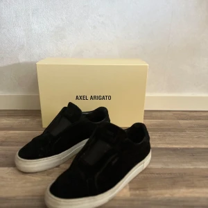 Axel arigato skor  - Säljer dessa sköna arigatos i bra skick.             Priset är ej hugget i sten så bara hör av er vid funderingar 😀