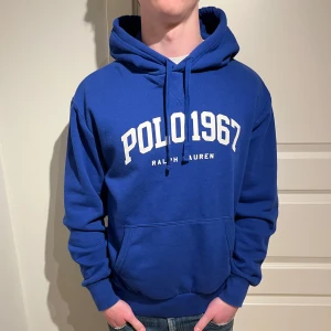 Ralph Lauren hoodie - Jätte snygg och bekvämlig Raffe hoodie! | Mycket fint skick utan defekter! | Storlek M. | Ställ gärna frågor innan du köper!