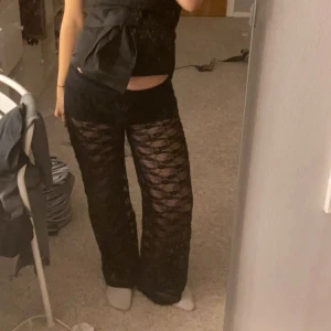 Svarta spetsbyxor med vida ben - Säljer mina supersnygga spetsbyxor då de inte kommer till användning🔥🔥köpta här på plick men endast använda av mig ca 2 gånger.skriv för frågor☺️☺️💖shortsen ingår inte utan de är egna!!