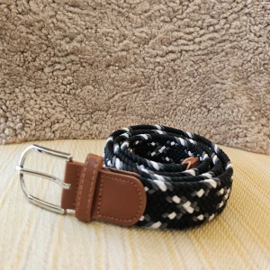 Svart och vit flätat bälte - Hej hej säljer ett schysst flätat bälte i svart och vitt. Bältet är lätt att ha på sig och är perfekt nu inför sommarn. Skriv vid minsta lilla funderingar eller om du vill diskutera pris😁.