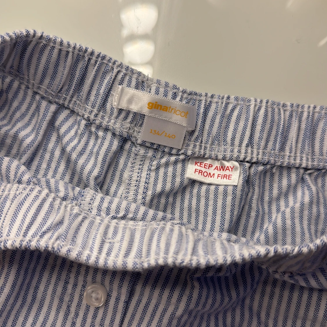 Blåvitrandiga shorts med spets från Gina Tricot - 1