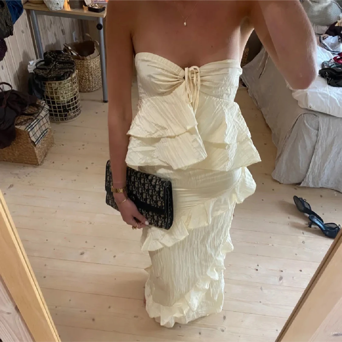 Champagnefärgad långklänning med volanger - 1