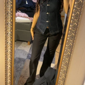 Lågmidjade kostymbyxor  - Svarta lågmidjade kostymbyxor från bikbok. Jag har sprätt ut sömmen på byxorna då de var för korta för mig. Där av det billiga priset, annars är de i ett gott skick. Jag är 174