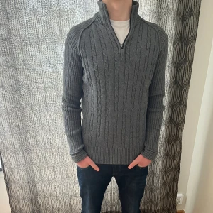 Half Zip - Tja! Säljer nu denna sjukt snygga Half Zip i storlek M från Redwood. Färgen är lite grå/blå vilket gör den väldigt unik och färgen passar perfekt nu inför våren. Skicket är 7/10, inga tydliga deffekter.Vid fler frågor/bilder tveka inte på att skriva!