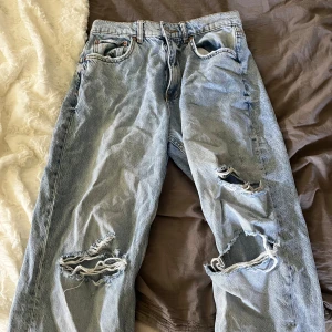 Ljusblå slitna jeans från Gina - Har nog aldrig använt dessa. Dom har inga defekter och jag har inte gjort hålen utan jag köpte dom så. 