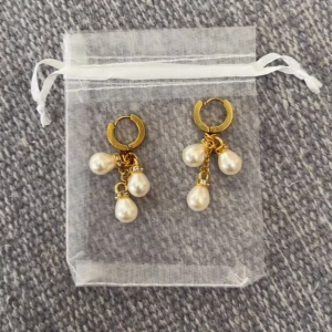 handgjorda örhängen - ett örhänge=79 kr ett par=130 tre st=160kr