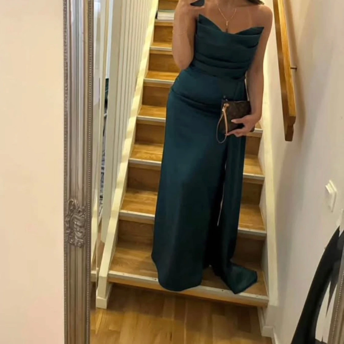 Mörkgrön långklänning med draperad överdel