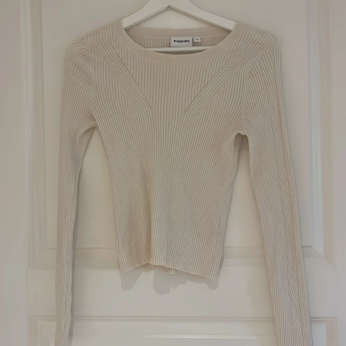 Beige ribbad tröja från Kappahl