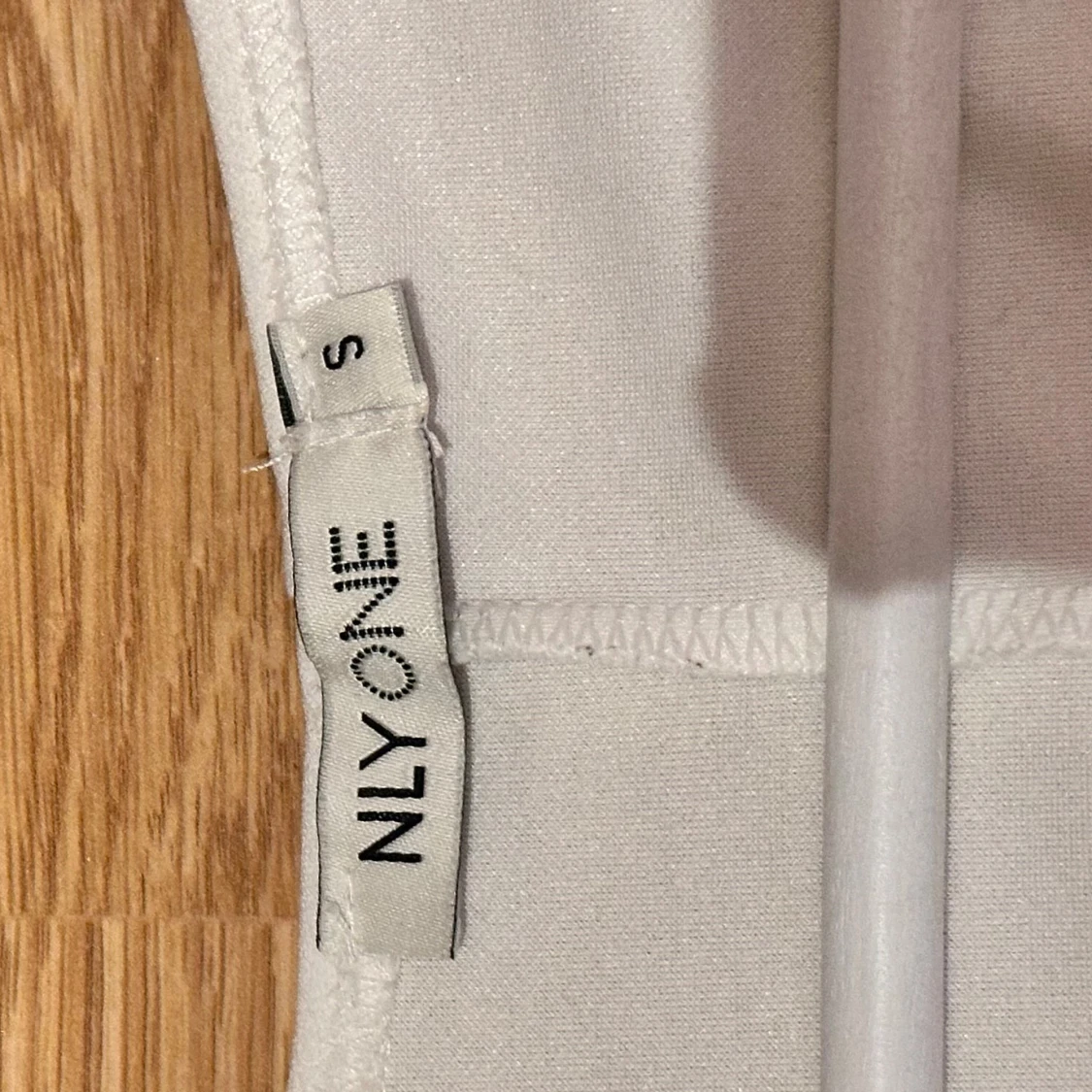 Vit tight klänning från NLY One - 2