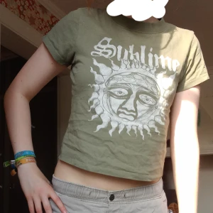 grön t-shirt - grön t-shirt med trycket en sol och texten "sublime"^^