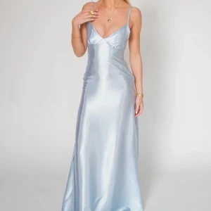 Balklänning från By Stina🩵 - Säljer denna perfekta balklänningen ifrån By Stina! Säljer då den tyvärr är lite liten på mig i omkretsen! Storlek S, i modellen Long. Aldrig använd!!🤩🤩 Nypris 1395💕 skriv om ni har fler frågor