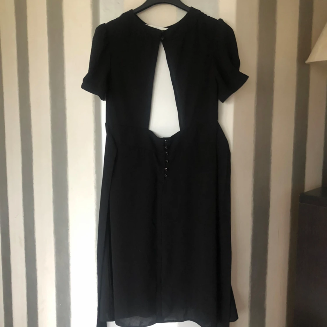 Svart klänning med kort ärm och knappdetalj - 1
