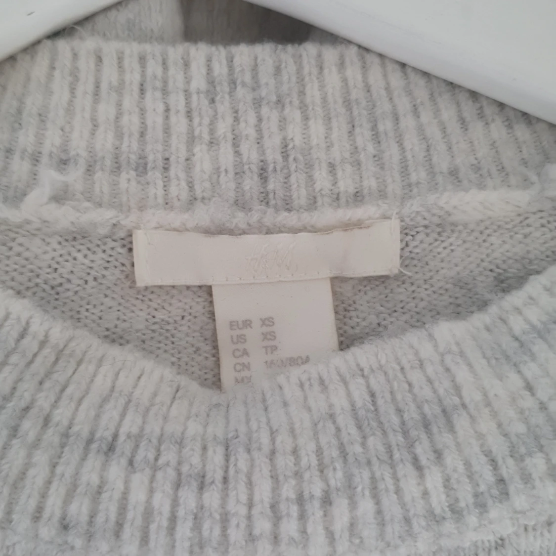 Grå stickad tröja med pärlbroderi - 4