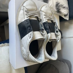 Valentino open - Ett par snygga Valentino open som är i OK skick lite dålig söm på framsidan av skorna men annars fina. Hör av er om ni har frågor MVH Oskar 