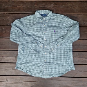 Ralph lauren skjorta XL - 📊 Färg: Vit & Grön  📏 Storlek: Extra Large (XL)  📐 Mått: Längd - 79cm Axelbredd - 51cm  ♻️ En långärmad vit & grön Ralph lauren skjorta i storlek XL. Det står att den är I XXL men den är mer som XL. Väldigt bra skick, inga fläckar, hål eller defekter! Perfekt nu när det börjar bli varmare och sommaren kommer!☺️  👕 Material: 100% Bomull  #mensfashion #mensstyle #ralphlauren #classicstyle #buttondown #shirt #fashion #Vintage #Ralphlaurenskjorta