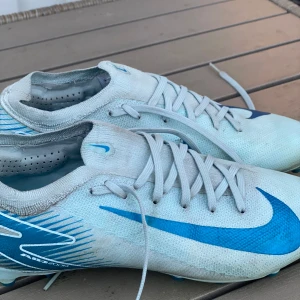 Fotbollsskor nike mercurial vapor 16 - Säljer mina Mercurial Vapor 16 i storlek 40½. Skorna är i mycket gott skick, använda bara ett par träningar. Tunnt, följsamt syntetmaterial ger otrolig bollkänsla och precision, medan den flexibla sulan med studs ger explosiv acceleration på konstgräs eller naturgräs.