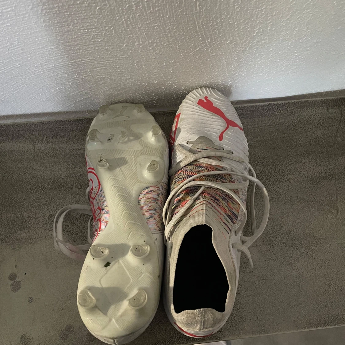 Vita Puma Future fotbollsskor med röda detaljer - 4