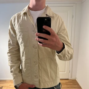 These Glory Days Overshirt beige  - Säljer denna sjukt snygga Overshirten från These Glory Days⭐️ Färgen är beige och storleken är S✅Jackan har inga defekter och skicket är utomordentligt🙌🤝 Sjukt najs passform och passar perfekt som vår och sommarjacka☀️🙌 Tveka inte på att höra av er dig vid minsta fråga eller fundering😊