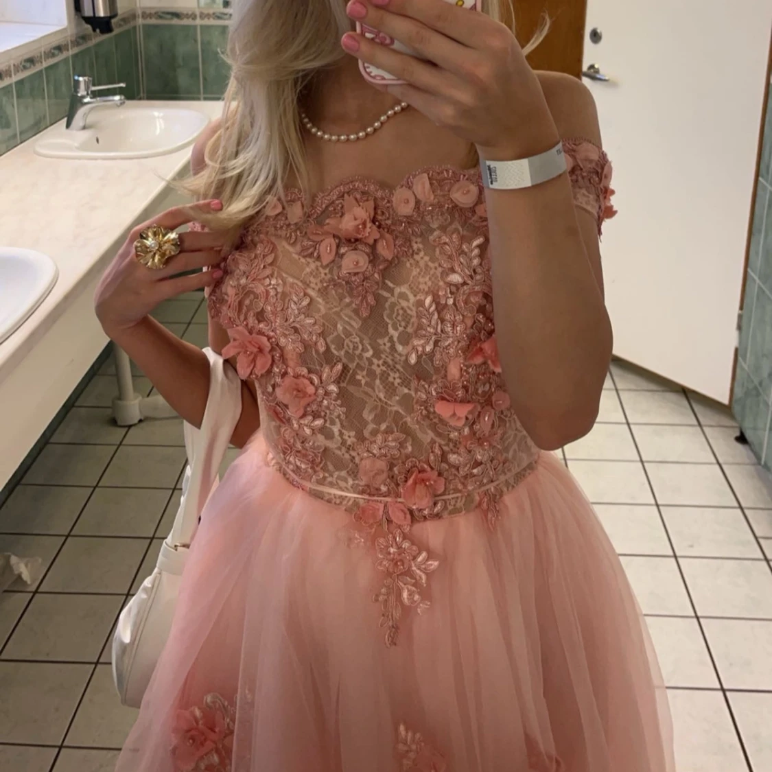 Rosa balklänning med blommiga detaljer - 4