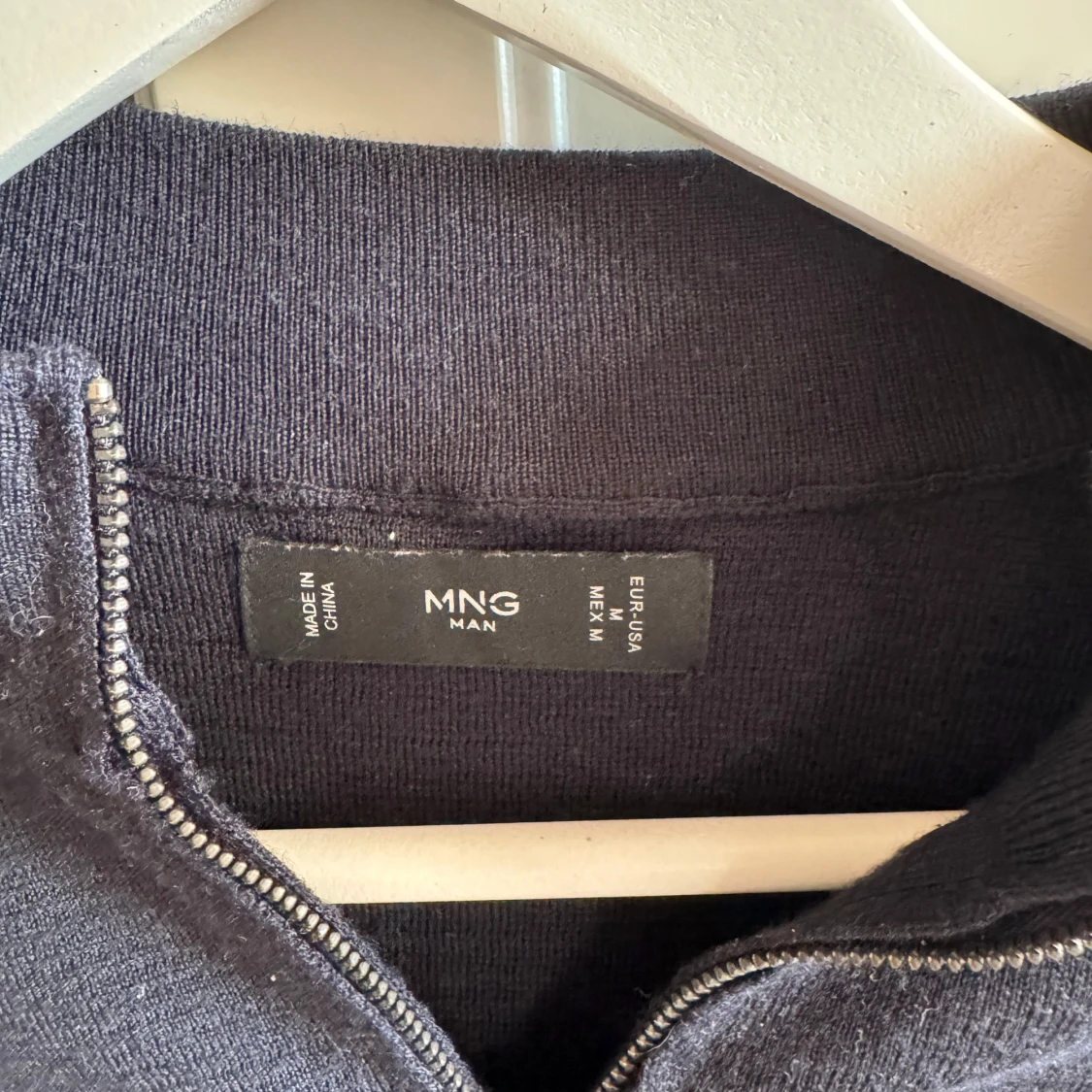 Mörkblå stickad tröja med dragkedja från Mango Man - 1