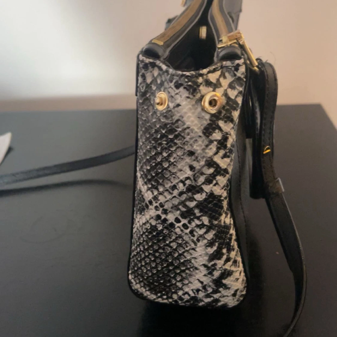 Svart handväska med ormmönster från Victoria's Secret - 1