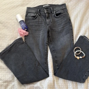 Svarta bootcut jeans från Gina tricot  - Säljer ett par svarta jeans som är för stora! Perfekt för alla outfits❤️❤️ priset går att diskutera!
